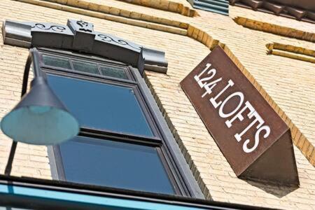 Hip Urban Loft - Small Town Charm -124 Lofts #3 West Dundee المظهر الخارجي الصورة