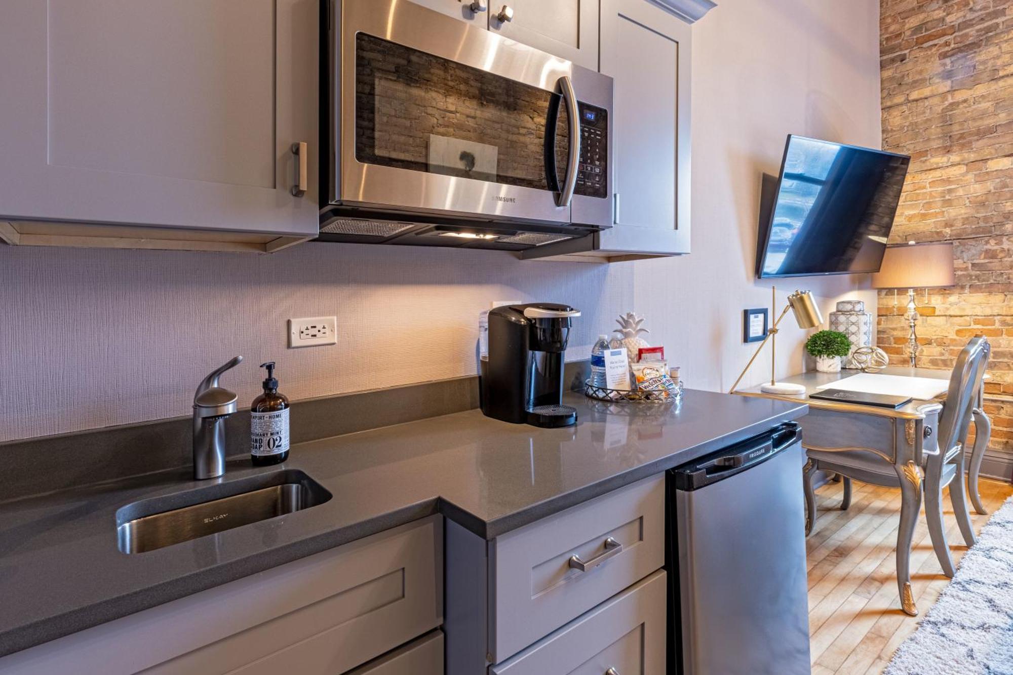 Hip Urban Loft - Small Town Charm -124 Lofts #3 West Dundee المظهر الخارجي الصورة